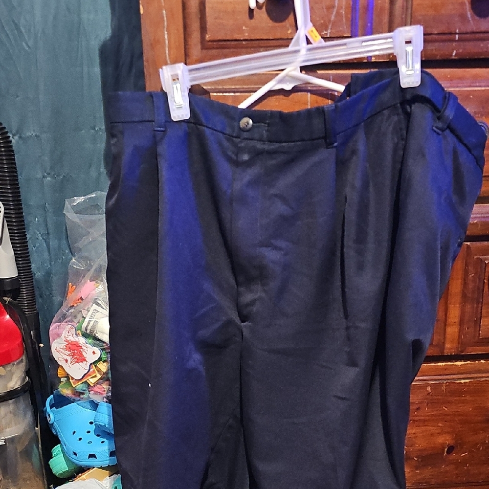 !!.         Men's  40 Waist Navy Shorts.     S1
